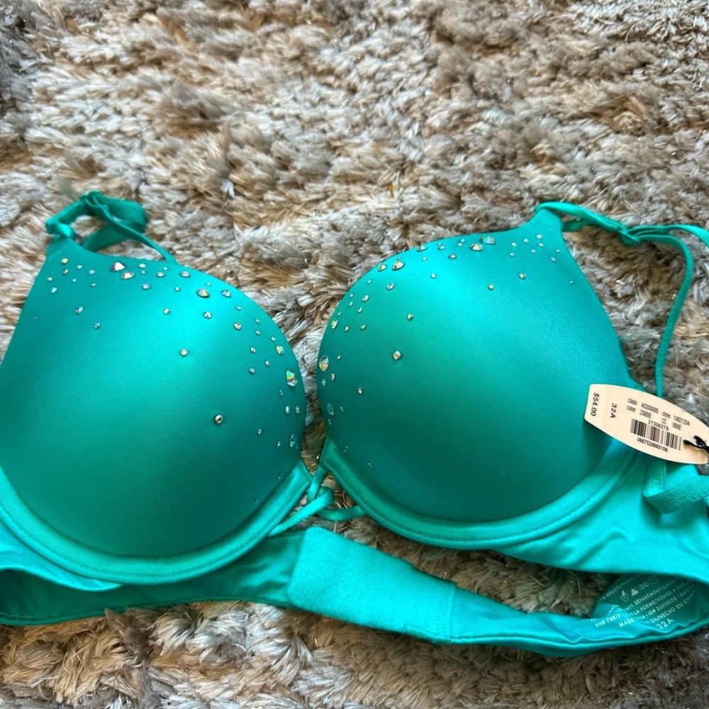 NWT Victorias Secret push up bra.